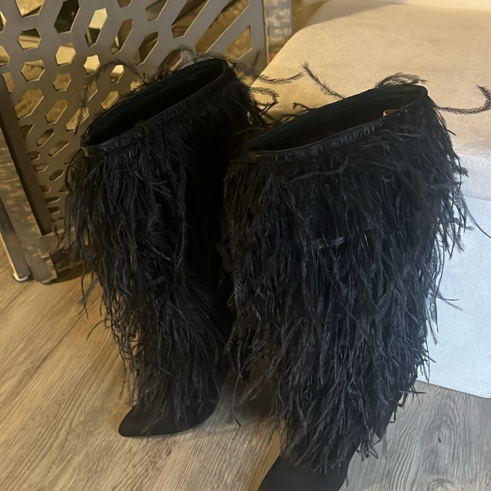 Ostrich feather boots size 6.  Super sharp.
